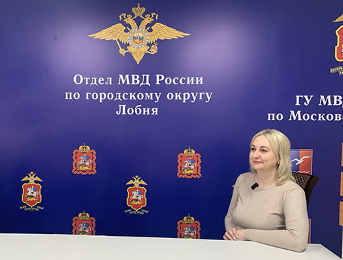 Полицейские Лобни поблагодарили сотрудницу банка, предотвратившую мошеннические действия Полицейские Лобни поблагодарили сотрудницу банка, предотвратившую мошеннические действия