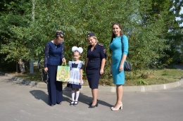 В связи с празднованием Дня знаний сотрудники ОМВД по г.о. Лобня совместно с членом Общественного совета ОМВД Татьяной Петрив-Гримальской приняли участие в межведомственной акции «Помоги пойти учиться».   Данное мероприятие направлено на оказание помощи д