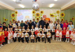 Глава городского округа Лобня поздравил сотрудников детского сада с юбилеем учреждения 