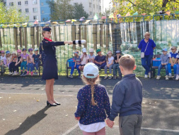 В Лобне детям и родителям рассказали о правилах дорожного движения В Лобне детям и родителям рассказали о правилах дорожного движения