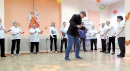 Танцевальный флешмоб двух поколений