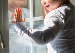 Памятка для родителей: как предотвратить выпадение ребёнка из окна
