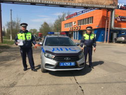 Дорожные полицейские города Лобни провели акцию по вручению водителям транспортных средств "георгиевских ленточек"