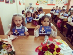 Лобненские партийцы застраховали первоклашек