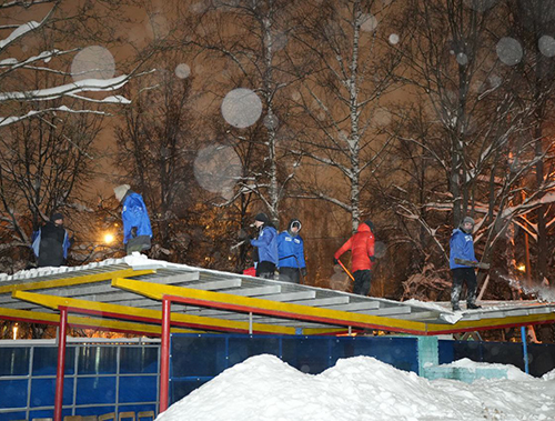 Молодогвардейцы Лобни очистили от снега территорию детского сада «Золотая рыбка»