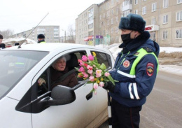 Сотрудники Подмосковной Госавтоинспекции поздравили женщин – водителей с весенним праздником