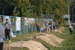Вместе с Ириной Родниной, депутатом Государственной Думы, глава города принял участие в высадке Аллеи старшеклассников в школе №5 