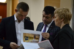 Евгений Смышляев: " бюджет города мы заложили отдельные средства на приведение школ к единому стандарту оформления, работу эту будем продолжать"