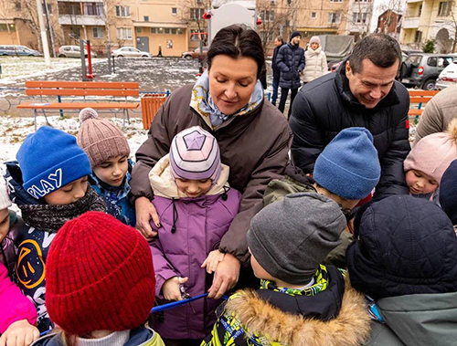 Во дворе на улице Чехова в Лобне открыли новую детскую площадку