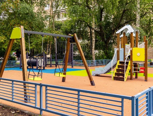 В Лобне модернизируют 30 детских площадок