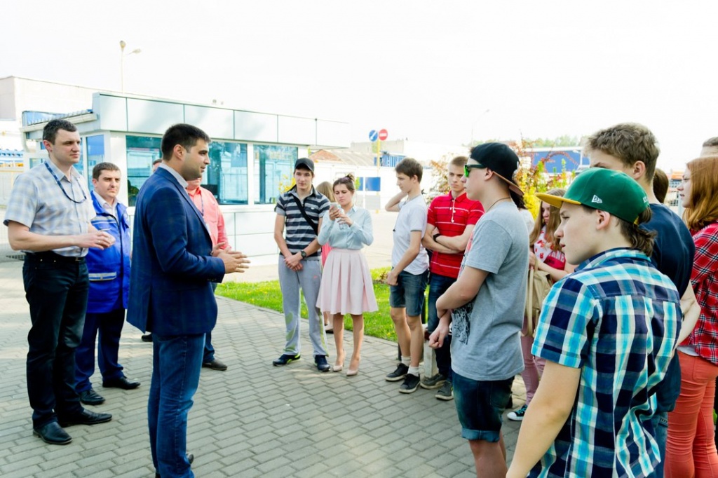 Директор филиала Леонид Михайлов провел для ребят экскурсию