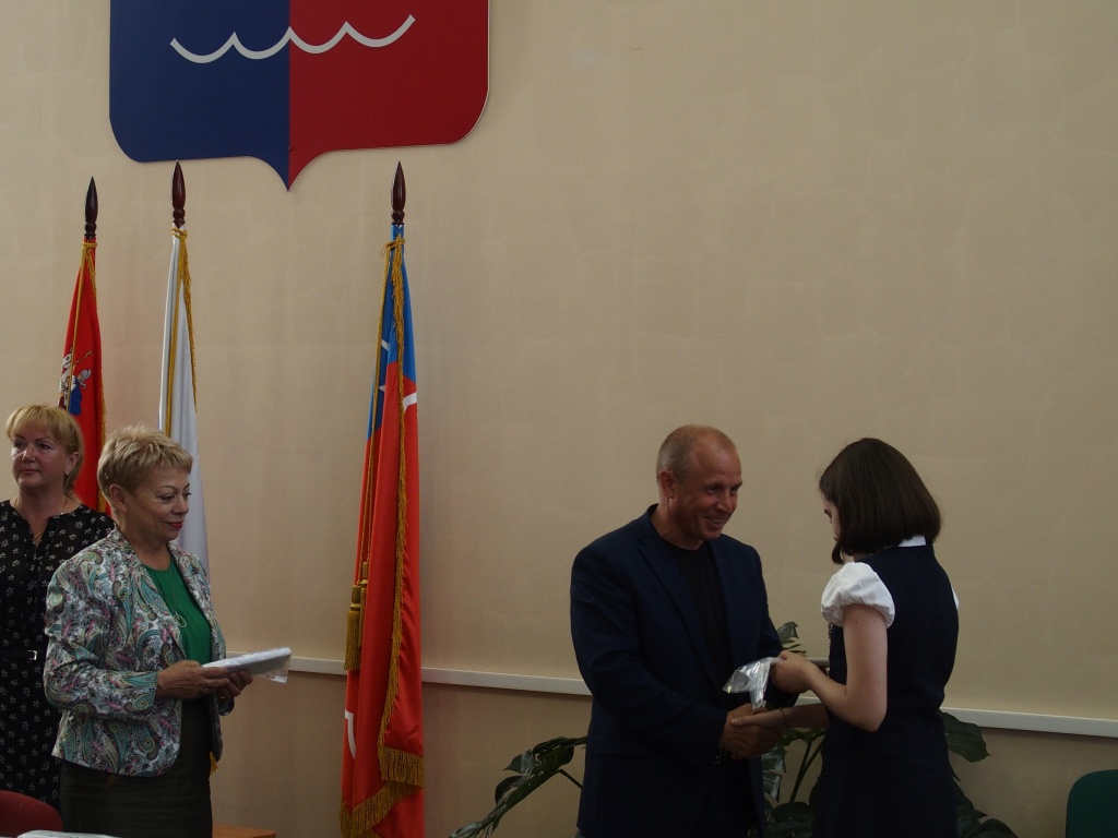 Глава города поздравил отличников Лобни с успешным завершением учебного года
