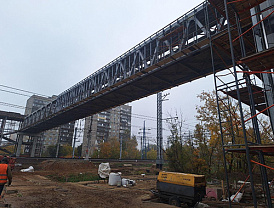 В Лобне завершаются основные строительные работы надземного пешеходного перехода 