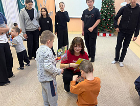 Активисты «Движения Первых» из Лобни поздравили ребят в Краснополянском доме ребенка