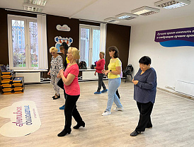 Долголеты из Лобни научились танцевать сальсу