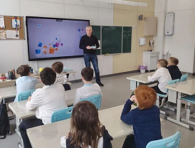 Школьникам Лобни рассказали о безопасности на льду