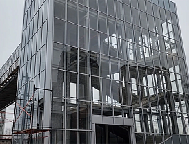 В Лобне завершили остекление нового надземного пешеходного перехода на Кольцевой улице