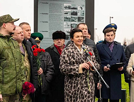 Глава Лобни открыла в парке «Защитников Москвы» мемориальную доску погибшим в СВО