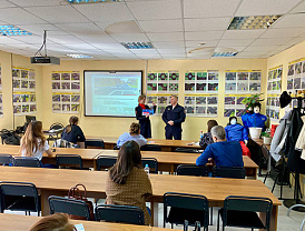Госавтоинспекторы Лобни проводят профилактические беседы с учащимися автошкол 