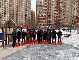 Более 150 человек вышли на детские площадки Лобни для расчистки снега