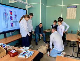 В рамках Единого дня БДД активисты отряда ЮИД приняти участие в мастер-классе по оказанию первой помощи