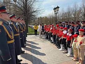 Школьники из Лобни возложили цветы к могиле неизвестного солдата