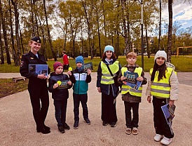 Госавтоинспекторы Лобни совместно с активистами отряда ЮИД провели акцию "Засветись!" в городском парке
