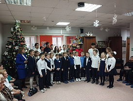 Школьники Лобни подарили новогоднее настроение старшему поколению