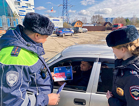 Госавтоинспекторы Лобни проводят профилактические беседы водителями