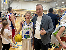 Юные баскетболисты Лобни завершили год праздничным матчем «Дети и родители»