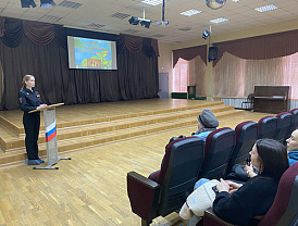 Сотрудники лобненской Госавтоинспекции принимают участие в родительских собраниях