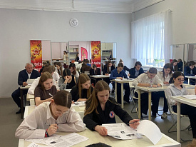 Депутаты приняли участие в написании «Диктанта Победы»