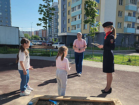 Сотрудники лобненской Госавтоинспекции акцию "Безопасный двор"