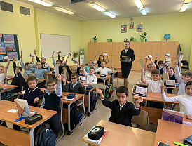 Сотрудники лобненской Госавтоинспекции напомнили юным участникам дорожного движения о правилах безопасности поведения на проезжей части