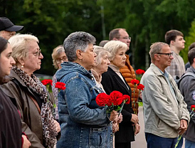 В Лобне у четырех братских могил прошли церемонии возложения цветов и венков 