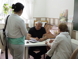 Депутаты ежемесячно проводят прием населения