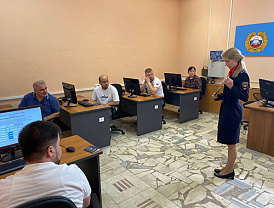 Госавтоинспекторы Лобни проводят профилактические беседы с посетителями регистрационно-экзаменационного отдела Госавтоинспекции