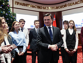 Шаг во взрослую жизнь: губернатор Подмосковья вручил паспорта школьницам Лобни