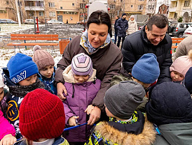 Во дворе на улице Чехова в Лобне открыли новую детскую площадку