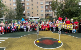 В Лобне полицейские и общественник открыли площадку ПДД для воспитанников детского сада