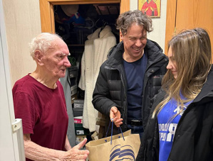 Лобненские молодогвардейцы поздравили ветерана Великой Отечественной войны Лобненские молодогвардейцы поздравили ветерана Великой Отечественной войны