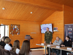 Полицейские в Лобне приняли участие в круглом столе со школьниками на тему «Актуальные вопросы противодействия терроризму» Полицейские в Лобне приняли участие в круглом столе со школьниками на тему «Актуальные вопросы противодействия терроризму»