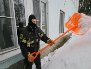 Спортсмены и представители силовых структур Лобни помогли расчистить снег в семейном центре Спортсмены и представители силовых структур Лобни помогли расчистить снег в семейном центре