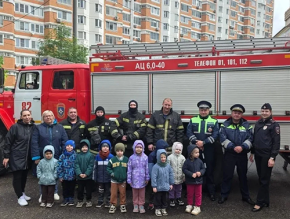 Госавтоинспекторы Лобни провели для дошкольников акцию «Безопасное лето» Госавтоинспекторы Лобни провели для дошкольников акцию «Безопасное лето»