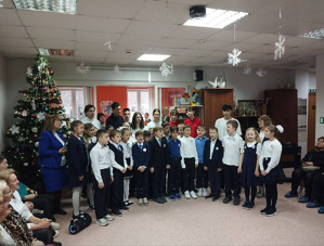 Школьники Лобни подарили новогоднее настроение старшему поколению Школьники Лобни подарили новогоднее настроение старшему поколению