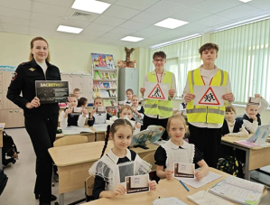 Госавтоинспекторы Лобни напомнили школьникам о дорожной безопасности Госавтоинспекторы Лобни напомнили школьникам о дорожной безопасности