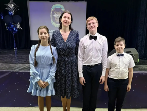 Вокальный ансамбль «Утренние звезды» из Лобни стал лауреатом международного конкурса «Содружество» Вокальный ансамбль «Утренние звезды» из Лобни стал лауреатом международного конкурса «Содружество»