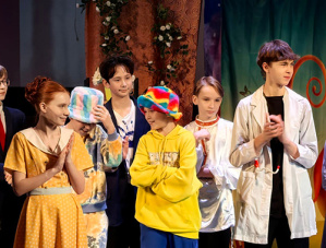 Ученики православной гимназии в Лобне поздравили жителей с Рождеством Христовым Ученики православной гимназии в Лобне поздравили жителей с Рождеством Христовым