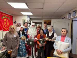 Молодогвардейцы из Лобни поздравили добровольцев центра «Свечной Блиндажик» Молодогвардейцы из Лобни поздравили добровольцев центра «Свечной Блиндажик»