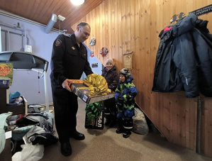 Полицейские Лобни исполнили заветные мечты юных горожан Полицейские Лобни исполнили заветные мечты юных горожан